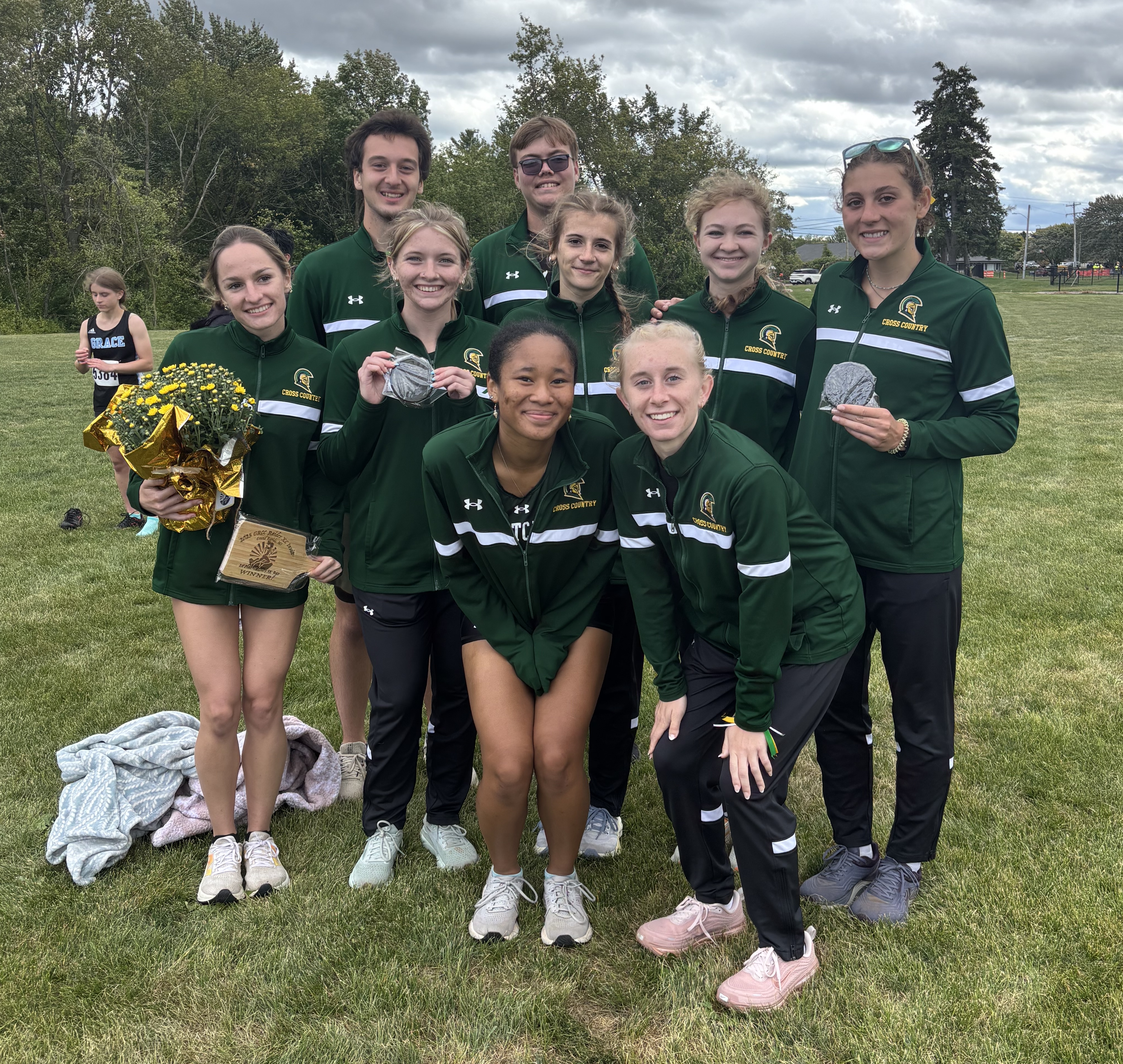 Team photo of men's and women's cross country team at the GRCC Invitational.